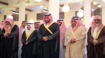 ولي العهد يتقدم جموع المصلين في صلاة الميت على مفتي المملكة بالرياض